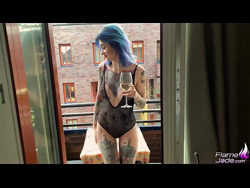 ❤️ Sjajna djevojka sisa gutljajem i strastveno jebe pod otvorenim nebom ❤️ Porno fb kod nas